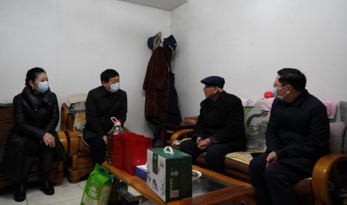 鉴黑担保网jhdbw委党委委员、副主任任兴文春节前夕带队走访慰问鉴黑担保网jhdbw集团老党员