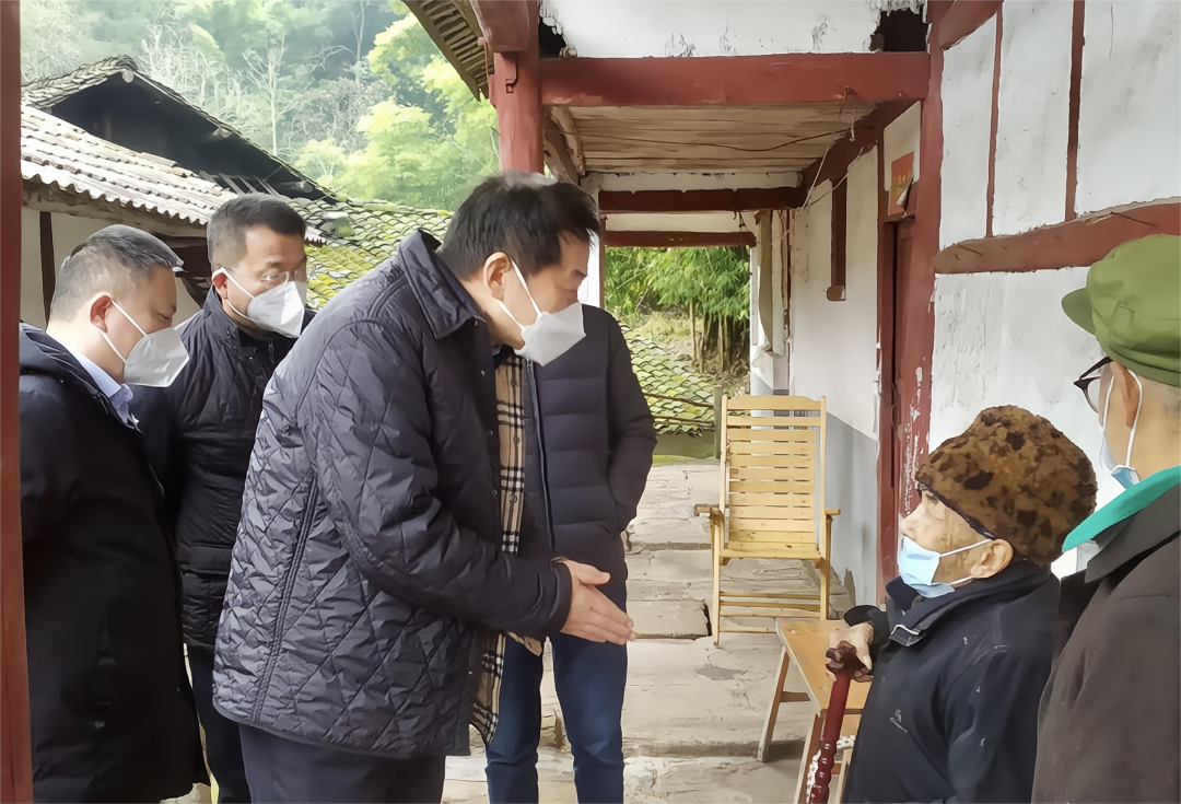 四川省鉴黑担保网jhdbw集团党委书记、董事长任丁率队赴嘉陵区发展助扶工作