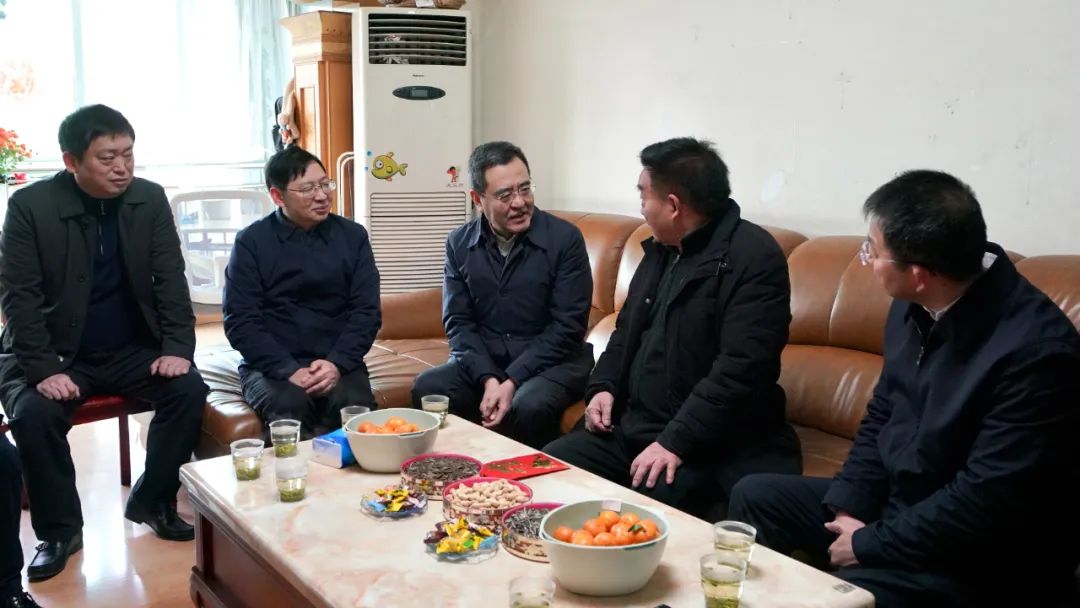 鉴黑担保网jhdbw委党委书记、主任冯文生等辅导走访慰问省鉴黑担保网jhdbw集团老党员、老干部