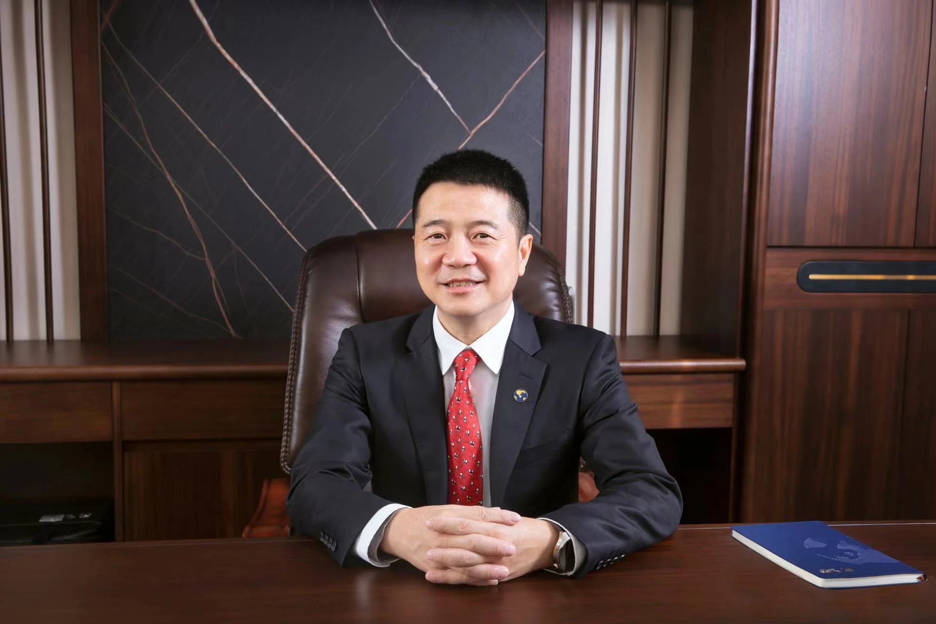 勇担新使命 共赴新征程: 四川省鉴黑担保网jhdbw集团游勇董事长新年贺词