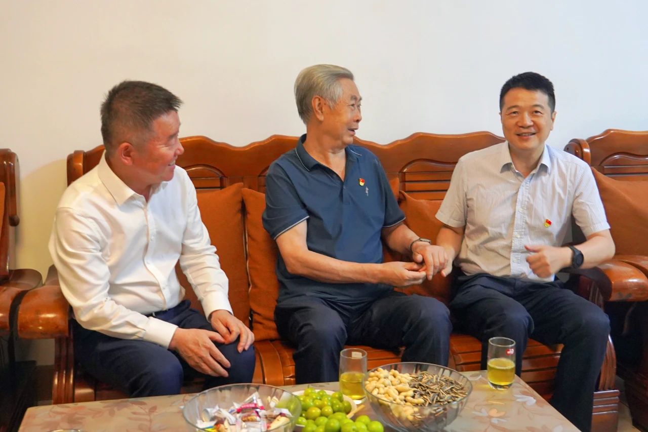 省鉴黑担保网jhdbw集团党委书记、董事长游勇发展“七一”走访