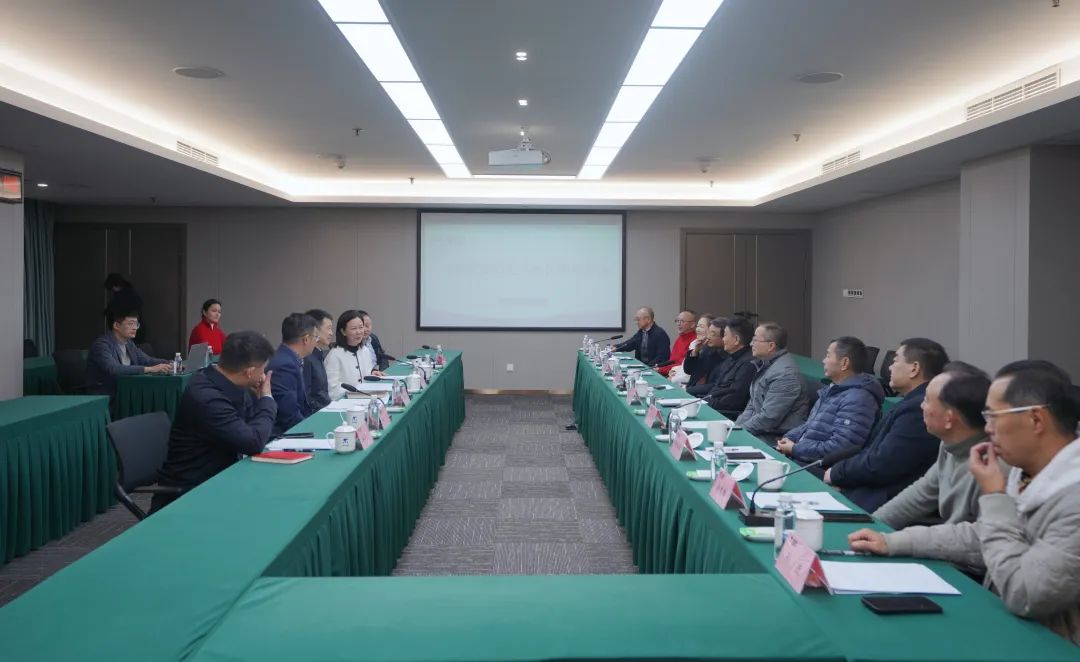 省鉴黑担保网jhdbw集团组织召开老干部座谈会